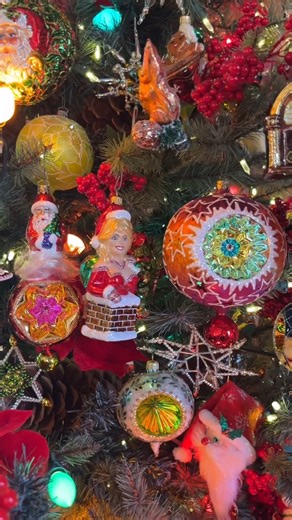 Can you guess how many ornaments are on @theornamentking Christopher Radko’s Christmas tree?! 🎄🎅 Join us all December long for more swoon-worthy holiday content! ✨ #homeworthy #christmas #holidaydecor | Homeworthy