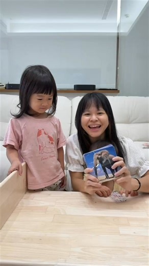 從小陪著兩寶一起學英文，沒想到 Cheyne 現在已經會偶爾說出一些我們聽不懂的單字了⋯⋯學語言果然是要從小學啊！ 對我們來說，多學一種語言就是多一個認識世界的方式，所以我們在 Cheyne 出生前就討論過要怎麼進行雙語教育，曾經想過我們一個人只講中文、一個人只講英文，但畢竟英文不是我們的母語，實際執行非常困難。因此我們盡可能在生活裡創造充滿英文的環境，讓 Cheyne & Chesley 從小就能在兩種語言的環境下自然而然以學母語的方式學習兩種語言。 今年 Cheyne 即將滿四歲了，我們也開始讓她嘗試 @tutorjr.tw TutorABC #Kids課程，外師都非常親切活潑，會根據孩子的程度放慢語速，也會耐心等待孩子回答，搭配繪本、#Playtime唱跳課程，甚至還有 National Geographic 國家地理雜誌的教材，更能吸引孩子的興趣和專注力 #學得更開心，在老師不斷鼓勵之下，剛開始比較害羞的 Cheyne 也會跟著大聲回答，上完課還會催促我要再報名下一堂。 線上學習的優點就是非常方便！免去通勤時間，在家就能創造大量、好玩的說英文情境，外師具備國際教學 TESOL、
