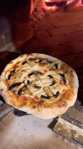 the texture of this pizza though #foodasmr #satisfying #cooking
