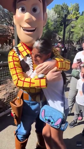 Disneyland's Woody connects with deaf girl using ASL