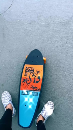 How to turn/ride on your board!✨ ￼#foryoupage #foryou #viral #fyp #makemefamous #cruiser ￼#WhatIdWear #PlantLover