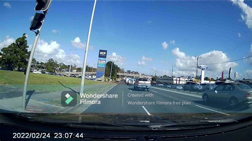 bad riding.nearly caused an accident.then flips me off.. #australia #foryoupage #flips #motorcycle #dangerous #driving
