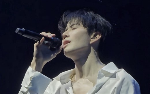 GolfMike演唱会-Mike演唱《You》舞台