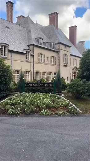 Still in awe over how perfect Megan and Jared’s wedding was at Glen Manor House ✨ Every detail was pure elegance 🤍 It was such a pleasure to capture a glimpse of the beauty of their day through live watercolor illustrations 🎨 Venue: @glenmanorhouse Planner: @taylored.events_ Bride : @megannnn19 Dress : @bremelia Flowers : @begrowco #RhodeIslandWedding #NewEnglandWedding #NewportWedding #GlenManorHouse #LuxuryWedding #2025Bride #2026Bride #WeddingInspo #DreamWedding #WeddingVibes #BridesOfInsta