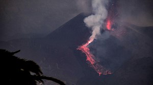 Volcán de La Palma, imagen en directo | El volcán recupera con fuerza su expulsión de lava