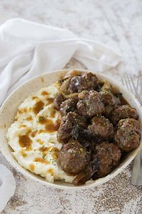 Slow Cooker Meatballs and Gravy - The Salty Marshmallow
