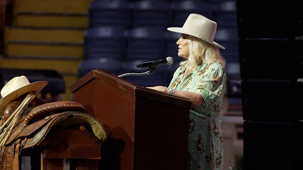 Tanya Tucker gives emotional speech at Roy Cooper's memorial