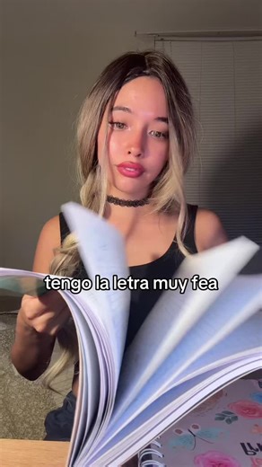 Revisando los cuadernos con mi letra fea del cole COOOmooo me merecía -0 , la profe fue buena 😔👊JSMSBSJ #letra #fea #revision #colegio #tristerealidad