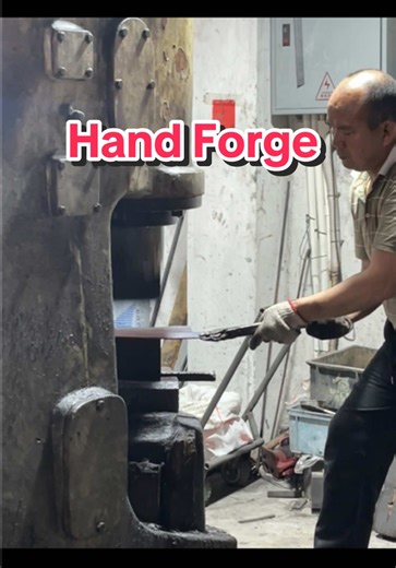 The process of hand forging in the factory 🔥🔥🔪🔪⚒️#doraskitchen #yuanren #doraskitchenyuanren