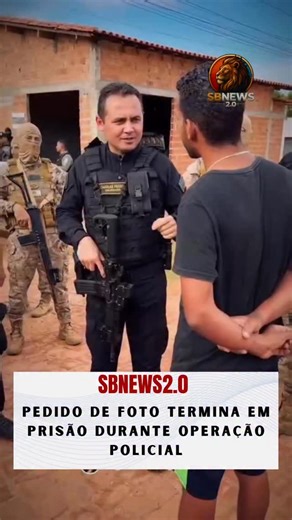 SBNEWS2.0 on Instagram: "Durante uma operação policial, um homem resolveu chegar perto do delegado Charles Pessoa com um pedido inusitado: uma foto pra guardar de recordação. O problema é que, ao invés de sair com selfie no celular, ele saiu com algemas nos pulsos. No momento da abordagem, os policiais identificaram que havia um mandado de prisão em aberto contra o “fã”. O clique que era pra ir pro álbum virou registro oficial de prisão. Via @portalluzilandianews"