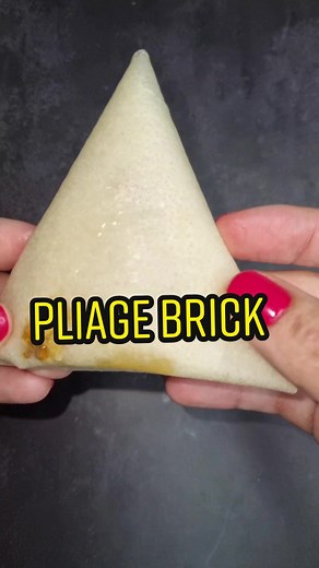🇩🇿🇹🇳 TUTO PLIAGE DE BRICK N°2 🇲🇦 Encore plus facile 😌. . 🔴Ingrédients et Astuces . ✅️ 1 bûche de chèvre frais ✅️ Miel ✅️ Noix concassées ✅️ 1 Paquet de feuille de brick . ➡️Découpe tes feuilles de brick en deux. . ➡️Pour faire un beau triangle, lors du pliage sers les biens pour avoir un beau triangle. . . . . . . . . . . . #brick #bourek #briwat #samoussa #cuisinetunisienne #cuisinemarocaine #cuisinealgerienne #recetteramadan #recettefacile #tiktokcuisine #fdyツ #chevremiel #fromage #rep