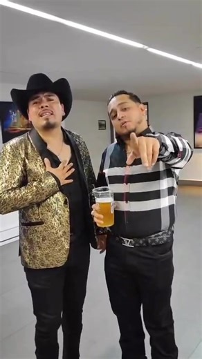 ¡Un gustazo compartir y echarme un buen palomazo con el compa @hershey_dgo ! 🎤🔥 Momentos así se llevan siempre en el corazón. Sígueme >> @Alex Ayala Brazeros #palomazo #arenacdmx #envivo #brazerosmusicaldedurango #alacranesmusical