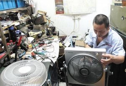 家里电风扇不转坏了，千万别扔，美女手把手教你把它修理好！