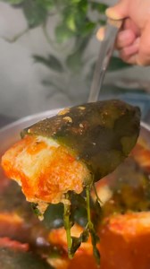 Receta para preparar chiles poblanos rellenos de queso sin capear 🧺 Ingredientes: • 6 chiles poblanos grandes • 300 g de queso fresco o panela (en cubos o tiras) • 4 jitomates maduros🍅 • 1 trozo de cebolla (¼ pieza)🧅 • 2 dientes de ajo🧄 • 1 taza de agua o caldo de pollo • 1 ramita de cilantro🌿 • Sal y pimienta al gusto🧂 • Aceite para freír 👩‍🍳 Preparación: 1. Tatemar los chiles: Ponlos directo al fuego o en comal, dándoles vueltas hasta que la piel quede negra por todos lados. 2. Sudarlo