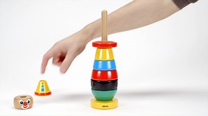 Vår klassiska stapelleksak i trä från 1958 lär ut ordning, färger och fokus. Med sin retrolook och originella design är denna hållbara och säkra leksak den perfekta lekkamraten för alla småbarn 🤡! | BRIO