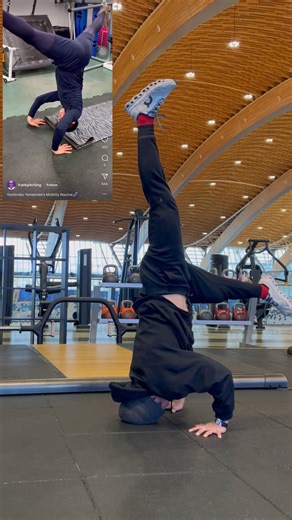 山本由伸 @yoshinobu__yamamoto BC訓練法 BC訓練法以「5B」為核心，透過呼吸、器材與整合動作，強調身體感知與協調，衍生出超過300種訓練，幾乎不依賴傳統重量訓練，卻能支撐高球速與快速恢復能力。其代表性內容包含標槍動作模擬（Fletcha）、橋式後彎與倒立等，目的在於讓力量由下肢—軀幹—上肢高效串聯、並降低手臂負擔。 BC訓練法，或者我們可以用「身體控制」（Body Control）來看待這項訓練。其核心概念五個「B」分別是： Breath（呼吸）：正確的橫膈膜／肋腔呼吸方式，以此作為動作啟動點，強調呼吸與動作的同步、意識覺察。 Bar／棒：用長杆、棒狀道具或身體延伸線（如握杆、延伸線），來訓練肋腔與骨盆之間的傳導與轉動（rib-pelvis dissociation）。 Bowl／碗：比喻「盆腔」或「碗狀結構」的感知與控制，訓練重心覺察、骨盤位置與內部支撐。 Board／板：指平面或穩定平台訓練（如平衡板、木板、地板），重點在腳底覺察、立足連鎖、腳踝膝骨盆鏈的敏感性。 Bridge／橋：類似「橋」的動作（髖橋、脊椎橋、倒立橋等），強化肢體上下、前後與軀幹之間的連