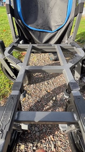 Passe partout, compacte, ajustable et équipé de roues multidimensionnelles. Ce sont les principaux atouts de notre nouveau chariot pour les pêcheurs qui ont besoin de transporter leur matériel sur de longues distances facilement. | Preston Innovations