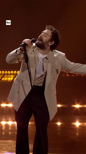 🎤 Tommaso Paradiso 🎧 I romantici L’esibizione integrale è su RaiPlay In audio su RaiPlay Sound #Sanremo2026 | Festival di Sanremo