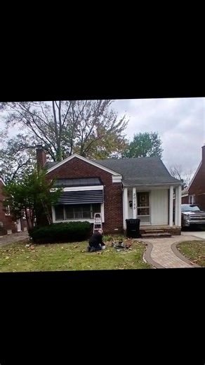 🏠 3beds, 1baths, Rent 💰$1300 Deposit 💰$700 📐 2221sqft Contact me on (517)-409-0726 for more information and if this didn’t meet your exact needs, please feel free to reach out and I will try to find the best place for you. Application; administration and additional fees may apply. Newly renovated 3-bedroom, 1 bath home available for rent. Housing voucher accepted. This home features a basement with a built-in bar, perfect for hosting and a sunroom. Fresh updates throughout the home. #detroit