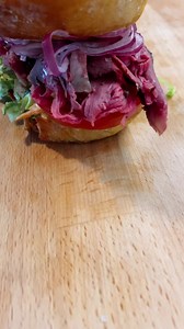 278K views · 7.2K reactions | Roastbeef už umíš ze včerejška: https://fb.watch/dOmSfiKOWq/ A druhej den, pokud ti kousek zbyde, si můžeš udělat takovejhle sendvič. Skvělou maldonskou sůl, kterou používám v receptech, koupíš tady: https://www.mmgbutik.cz/vyhledavani/?string=Maldon #roastbeef #sendvič #videorecept #spolupráce #oběd #večeře | Těhotnej kuchař | Facebook