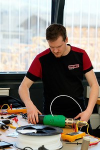 Last Month, we welcomed new Leister and sales partner employees to our headquarters in Kägiswil for our Repair & Service Training basic program. This hands-on training is tailored for technicians, engineers, and service professionals with a technical background in mechanics, electronics, and repair. The focus: mastering the essentials of Leister’s product portfolio and applying that knowledge in real-world service scenarios. Key topics included: Practical repair techniques and component testing 