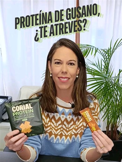 🐛 ¿Larvas en tu snack? Puede sonar raro, pero lee esto antes de juzgar. 👉 Crackers: harina, guisante, aceite de oliva, tomate, albahaca… y proteína de larva de Tenebrio molitor. 👉 Barritas: dátiles, almendra, avena, colágeno, cacao… y un 7 % de proteína de insecto. 💬 Paula lo dice claro: no es el origen, son los ingredientes los que importan. Y aquí todo suma: 🔬 Alto valor nutricional 🌱 Alternativa sostenible 💪 Buena fuente de proteína 🎯 ¿La conclusión? Una opción diferente, saludable y 
