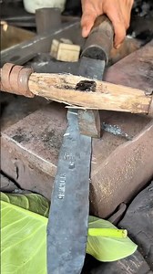 Using traditional techniques, this blacksmith succeeded in cutting the steel of the knife