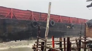 Sumadsad ang isang barge carrier sa dalampasigan ng Rosario, Cavite dahil sa masamang panahon. Ayon sa PAMALAKAYA, natanggal ito sa pagkaka-angkla kaya inilikas ng mga mangingisda ang kanilang mga bangka sa lugar. #EntengPH | via Jervis Manahan, ABS-CBN News (Courtesy: PAMALAKAYA) | ABS-CBN News