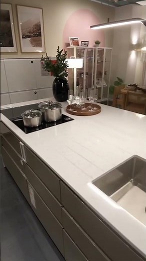 IKEA VOXTORP High-Gloss Kitchen – Modern Handleless Design