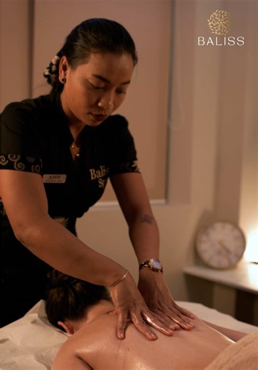 Stresul se oprește aici. 🌿 La Baliss Spa, fiecare mișcare te poartă într-o stare profundă de relaxare, exact ca în Bali. Corpul se liniștește. Mintea se eliberează. Intră tensionat. Ieși transformat. ✨ 📍 Nicolae G. Caramfil 61C 📍Glodeni 14 #balinesemassage #hotstonemassage #reflexo #balissspa #masajbucuresti