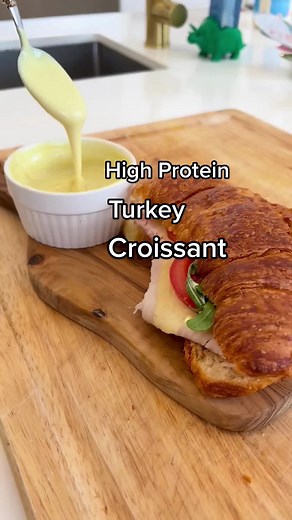 Healthy High Protein Turkey Croissant!🥐💪🏻 This is so good! For more healthy recipes to fuel your fitness routine, visit ThinkTurkey.ca. @Canadian Turkey #ThinkTurkey #easyrecipe #yummy #quickmeals #healthysandwich #HavaianasLivreDeCliches