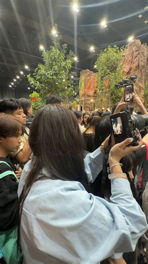 เคยเจอแบบนี้ แทรกในแทรก ตรงระเบียงชั้น 6 เกือบจะแกล้งกระแทกให้กล้องมันร่วง แต่เพื่อนห้ามไว้ แหม ไอ้เรามันก็ลูกพระเจ้าตาก อย่ามาลามปามนะ นัง....