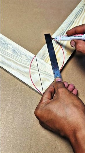 tips and tricks for carpenters to form a 90-degree angle #woodworking #diy #wood