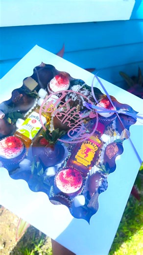 Cupcakes, chocolate strawberries, and shots? Yes please! 😋 Our “Boozy Berry Boxes” are where sweet meets spicy — the ultimate grown-up treat. 🥃💋 💌Call or message to order or customize your box today! 📞(242) 803-6151 @followers | Cute Finds