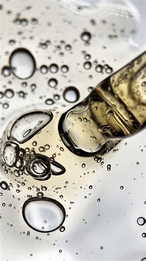 Proof that the most unhinged setups give the most professional results 😂 That acrylic tray is balanced on a tripod and a mini LED lamp… one wrong move and it’s over (especially with clumsy me)🤡 —— #behindethescenes #ugcbehindthescenes #productvideography #contentcreatortips #contentcreatoreurope