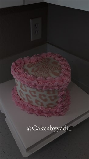 Pink cheetah print 💗🎂✨ #cakesbyyadi_ #lasvegasbaker #fypシ #cakesoftiktok #pinkcake