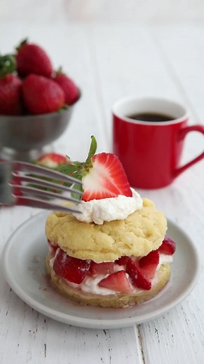 This Keto Strawberry Shortcake has everything you love about the classic dessert. Tender low carb biscuits, sweet strawberry filling, and fluffy whipped cream come together in perfect harmony. It’s the best way to enjoy fresh strawberries! https://alldayidreamaboutfood.com/keto-strawberry-shortcake/ #strawberries #ketodesserts #sugarfree | All Day I Dream About Food