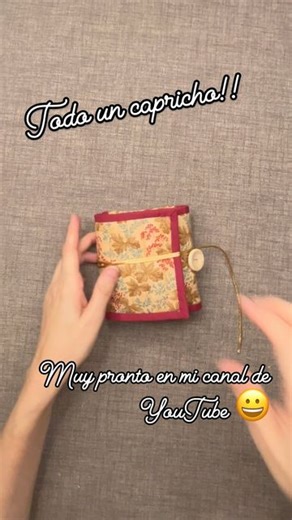 Almudena Castellanos on Instagram: "Mira que costurero de viaje tan ideal!!! ¿Quieres uno igual? Pues en breve en mi canal de YouTube te enseño a realizarlo!! #tutorialpatch #tutorialpatchwork #diyhandmade #retalesdemilcolores #patch #patchwork #patchworkfacil #labores #laboresdelhogar #costura #costuracreativa #costurafacil #sewing #easysewing #diy #diycrafts #crafts #handcrafts #handmade #hechoamano #tutoriales #patrones #diyfreetutorial #neceseres #monederos"