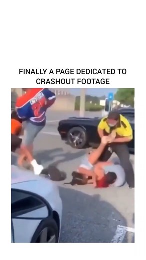 CRASHOUT on Instagram: "2011년 개봉한 영화 In Time은 시간이 곧 화폐가 되는 미래 사회를 배경으로, 생존과 사랑, 그리고 불평등에 대한 질문을 던지는 작품입니다. 사람들은 더 이상 나이를 먹지 않지만, 팔목에 새겨진 ‘남은 시간’이 0이 되는 순간 죽음을 맞이하게 되죠. 이 극단적인 설정 속에서 주인공 윌과 실비아는 체제에 맞서며, 시간이 부족한 세상에서도 인간다움과 희망이 존재할 수 있는지를 보여줍니다. 앤드류 니콜 감독은 화려한 액