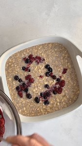 I love making a big batch of this baked oatmeal to freeze for a quick weekday breakfast! | The Recipe Rebel