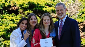 La princesa Leonor finaliza sus estudios en Gales: la graduación a la que han acudido los reyes y la infanta Sofía