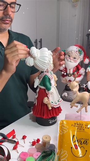♥️Mamá Noel (frasco) y dulce reno ⭐️Curso virtual de modelado en porcelana fría y pintura 🎁Explicaciones paso a paso por videos grabados con acceso ilimitado 🔔Inscripciones abiertas . . . #porcelanafria #modelado #pastaflexible #modelado #biscuit #christmas #feliznavidad #manualidadesdenavidad #porcellanafredda #mamanoel #joy #merrychristmas | Tonalizadores Diego Dutra