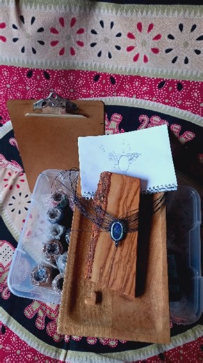 Aial Joyería artesanal en macramé on Instagram: "✨️¿Lista para tomar las riendas de tu vida?💙 El lapislázuli es tu aliado para hacerte cargo de tu camino. Esta piedra revela tu verdad inte rna y despierta la autoconciencia, armoniza tu cuerpo, mente y espíritu. Gracias bella por ver el video🙏 #lapizlazulijewelry #macramejewelry #proteccion #amuletos"