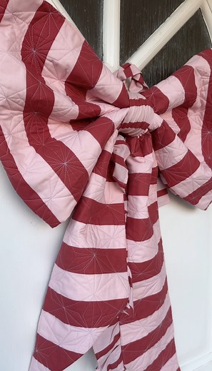 Quilted Big Holiday Bow, anyone? 🎀✨ Our Aurifil Elves have been stitching away behind the scenes… and today, we’re sharing the first sneak peek of 'some' of the magic waiting inside your Aurifil Il Borgo Advent Calendar. ✨ Make this quilted Christmas bow with the PDF pattern video inside Il Borgo! ✨ ------ Inside every calendar door, there’s a spool of thread… but that’s not all. Scan the QR code on the inside door of your calendar on December 1st to unlock a magical digital world: ✨ 10 Free fe