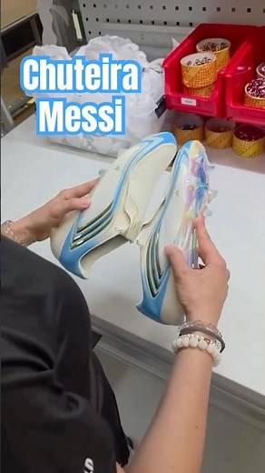 Como é feita, testada e embalada a chuteira do Messi? #summerofgoals
