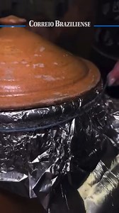 A influenciadora digital, Eduarda Lobo gravou um vídeo mostrando a receita e o preparo de um dos pratos mais típicos do Paraná, o Barreado. Feito pela sua Tia, Paula, o prato é tradicionalmente feito numa panela de barro, sendo um cozido feito com carne bovina, cominho, louro, bacon e outros ingredientes que é levada ao fogo e selada para não deixar o ar escapar. No vídeo, Duda Lobo diz que o cozido ficou 11 horas inteiras no fogão e que o prato foi acompanhado de farinha, arroz e banana para co