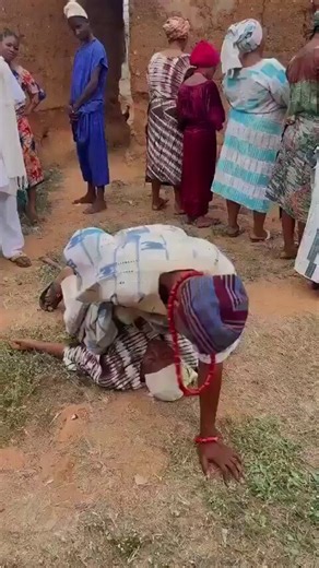 Nawa oh 😲🙆Is this a ritu@l or something else? Someone should explain pls 🤦🏻