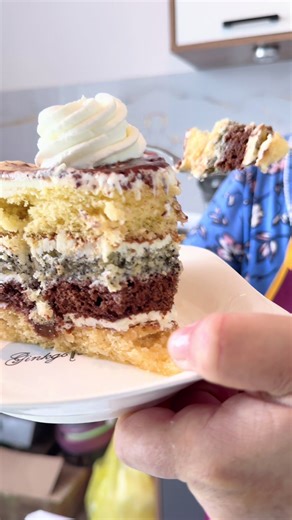 Торт «Королевский». Четыре коржа ,ореховый,с изюмом,с маком и шоколадный #торт #королевский #рецепт #вкусняшка #еда Королевский торт Коржи: С маком Яйцо-2 шт Сахар-50 г Соль щепотка Мука-70 г Мак-30-40 г С изюмом Яйцо-2 шт Сахар-50 г Соль щепотка Мука-70 г Изюм-50 г С орехами Яйцо-2 шт Сахар-50 г Соль щепотка Грецкие орехи-50 г Шоколадный Яйцо-2 шт Сахар-50 г Соль щепотка Мука-50 г Какао-20 г(2 ст/л) Выпекаем каждый корж по 10-15 минут при 180 градусах Сироп: Сахар-400 Вода-200 мл Ванилин-щепотк