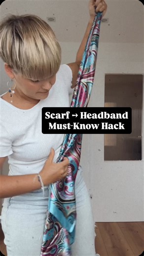 Turn any scarf into a perfect adjustable headband! 🎀 In this video, I’m showing you a super easy hairband trick every woman with short hair should know. No special tools, just your favorite scarf and a simple knot. Perfect for a quick stylish look! 🌟 #ShortHairStyle #HairHack #HeadbandTutorial Verwandle jedes Tuch in ein verstellbares Haarband! In diesem Video zeige ich dir einen super einfachen Trick, den jede Frau mit kurzen Haaren kennen sollte. Kein besonderes Zubehör nötig, nur dein Liebl