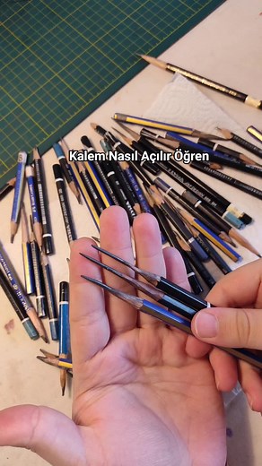 Nasıl ve neden böyle açılır; Kretuar ya da maket bıçağı kullanarak tahta kısımdan kalemin ucuna doğru incelterek dikkatli bir şekilde minik minik parçalar koparıyorum. Ardından kurşun kısmını ekstra sivrileştiriyorum. Kaleminiz derecesi arttıkça daha kısa açın çabuk kırılabilir. Örneğin 7-8B leri bu kadar uzun açmayın. • Peki kalemi neden böyle açıyoruz? Çizim yaparken sürekli kalemi açkı ile açmak vakit kaybettiriyor. Üstelik tahta kısım ile birlikte kurşunu da açtığınız için daha hızlı bitiyor